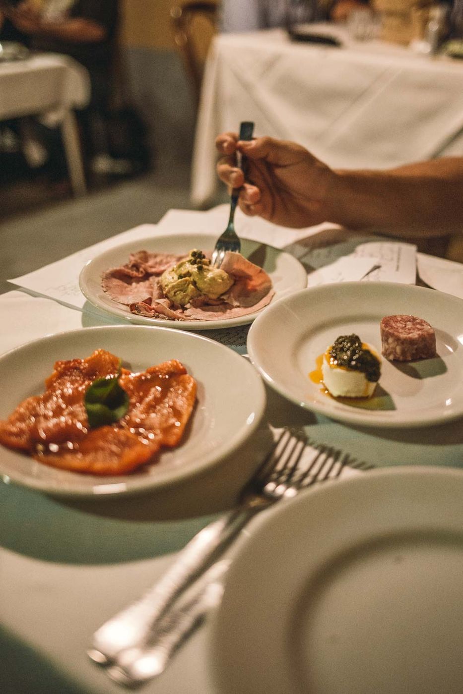 Piattini di antipasti: vitello tonnato, peperone, tomino al verde e salame