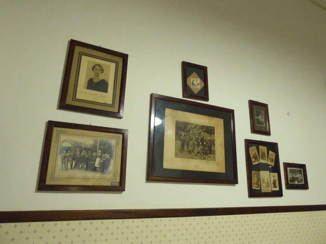 Vecchie fotografie di famiglia incorniciate alla parete