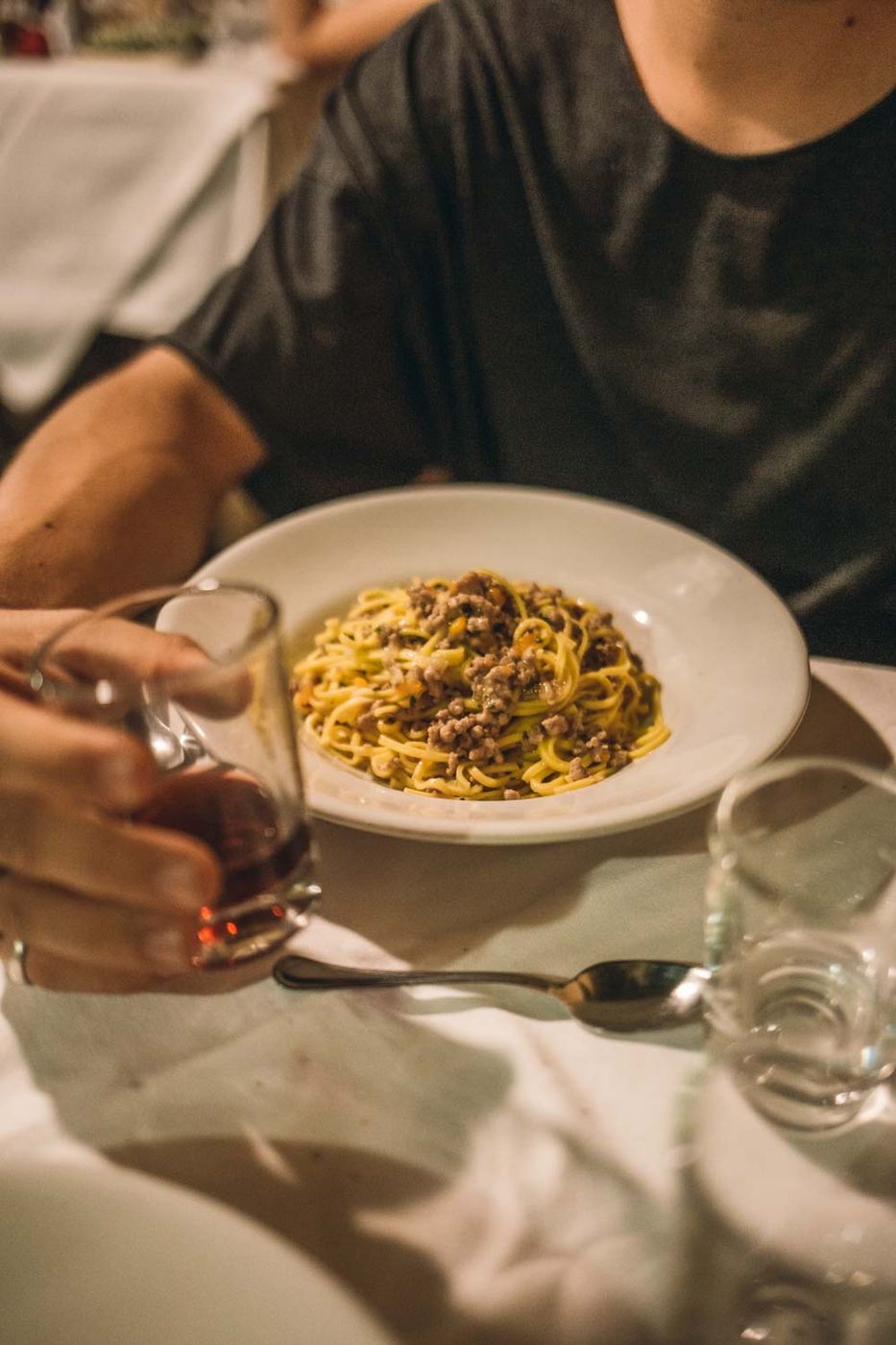 Un piatto di tajarin al ragù bianco